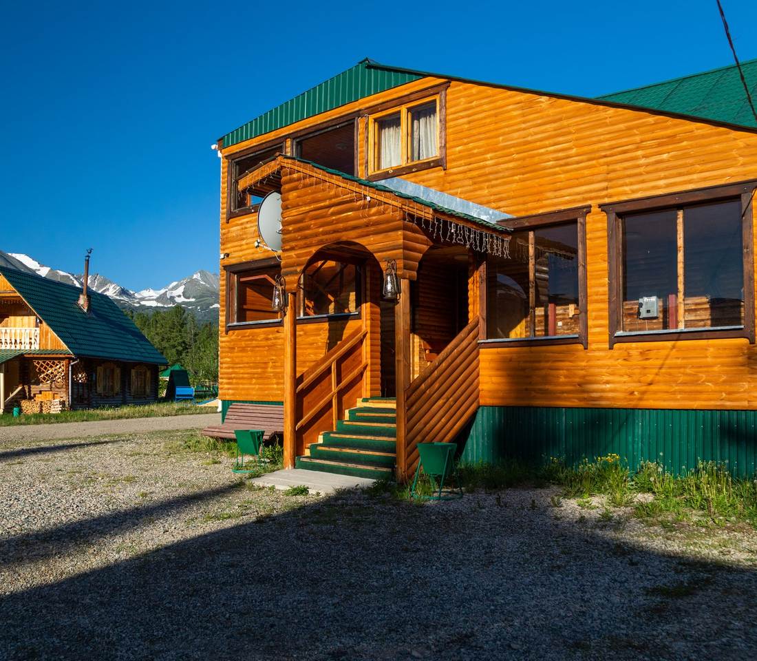 Building from scratch in the wild taiga