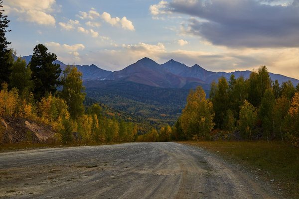 Road to the base with the ridge ahead